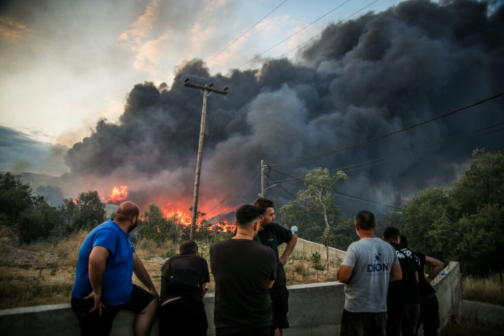 Τοξικό νέφος από τη φωτιά στο Ωραιόκαστρο: Πώς αναμένεται να εξελιχθεί το φαινόμενο