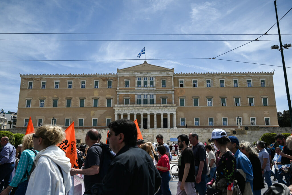 ΑΔΕΔΥ: Πανελλαδική στάση εργασίας στις 11:00 και πορεία στη Βουλή για τη συνταγματική αναθεώρηση