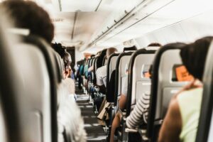 ΕΕ: Το παρασκήνιο της μάχης για τα δικαιώματα των επιβατών – Πώς αποτράπηκε η μείωση των αποζημιώσεων για τις καθυστερήσεις πτήσεων