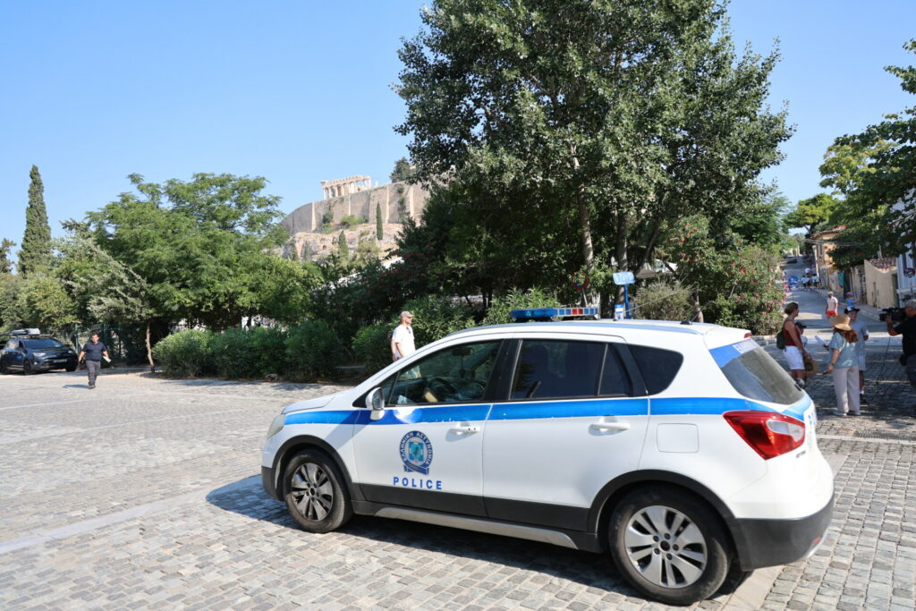 Ακρόπολη: Τι γνωρίζουμε για τον δράστη που τραυμάτισε τους δύο τουρίστες
