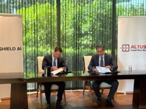 Shield AI: Μπαράζ στρατηγικών κινήσεων στην Ελλάδα – Το deal με την Altus και τα επόμενα βήματα