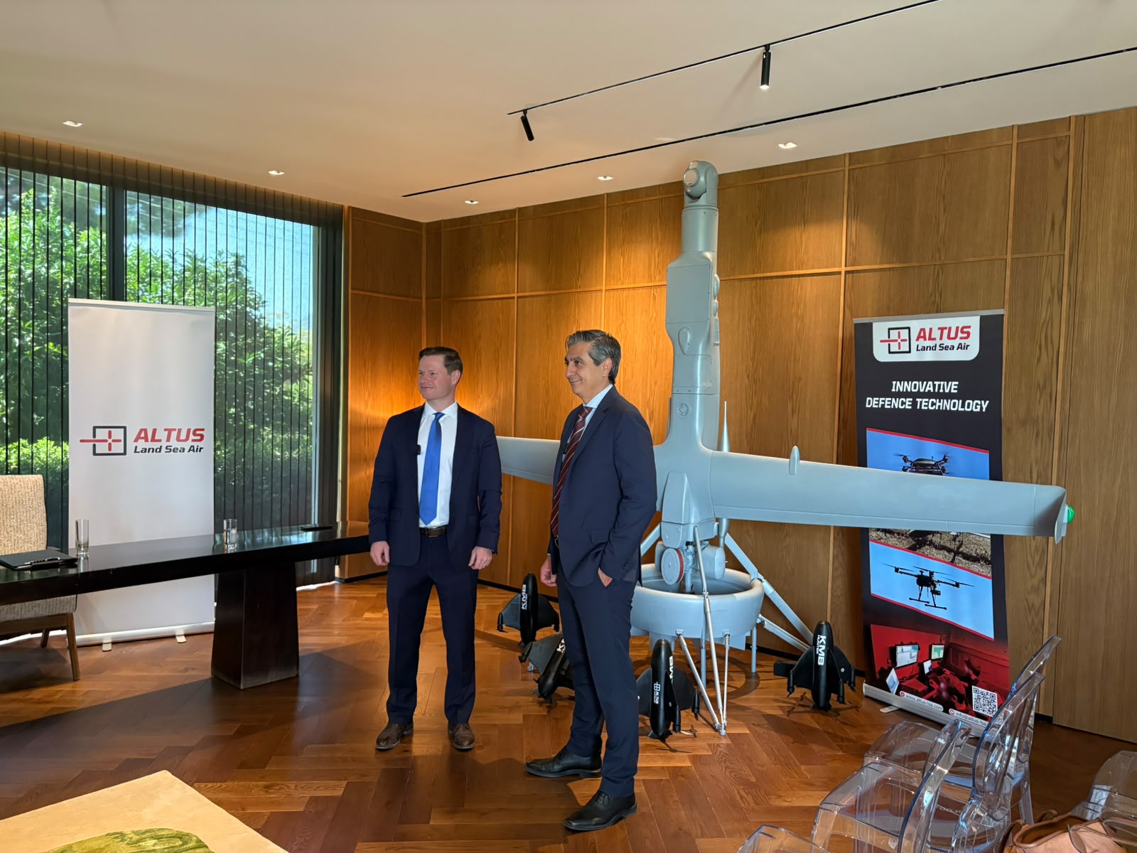 Ο Regional Director της Shield AI, James Lithgow, και ο CEO της Altus, Ζαχαρίας Σαρρής, ©powergame.gr