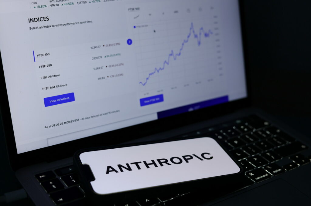 Τέλος στη διαμάχη Τραμπ και Anthropic: Αίρονται οι περιορισμοί στα μοντέλα ΑΙ Claude