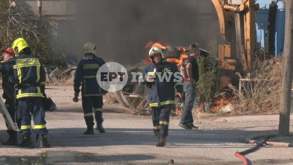 Μεγάλη φωτιά στον Ασπρόπυργο, μήνυμα 112 για εκκένωση
