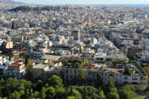 Ακίνητα: Γιατί οι ξένοι εξακολουθούν να βλέπουν ευκαιρίες στην Αθήνα, το χάσμα με την ΕΕ στις τιμές