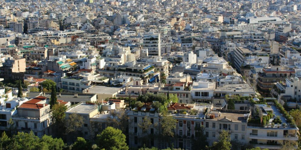 Ακίνητα: Γιατί οι ξένοι εξακολουθούν να βλέπουν ευκαιρίες στην Αθήνα, το χάσμα με την ΕΕ στις τιμές
