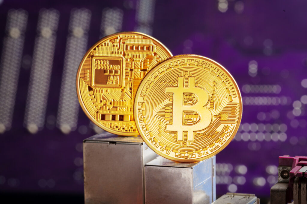 Το ράλι του πετρελαίου πιέζει το Bitcoin – Υποχωρεί στα 62.600 δολάρια