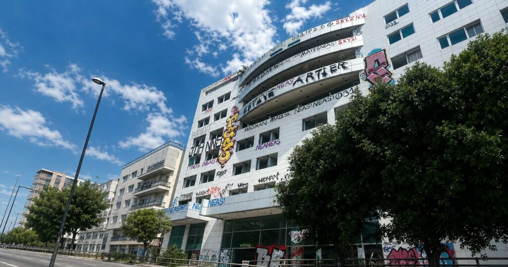 Το κτίριο – φάντασμα της Συγγρού που είναι ορμητήριο παρανομίας και ο ρόλος της Cepal