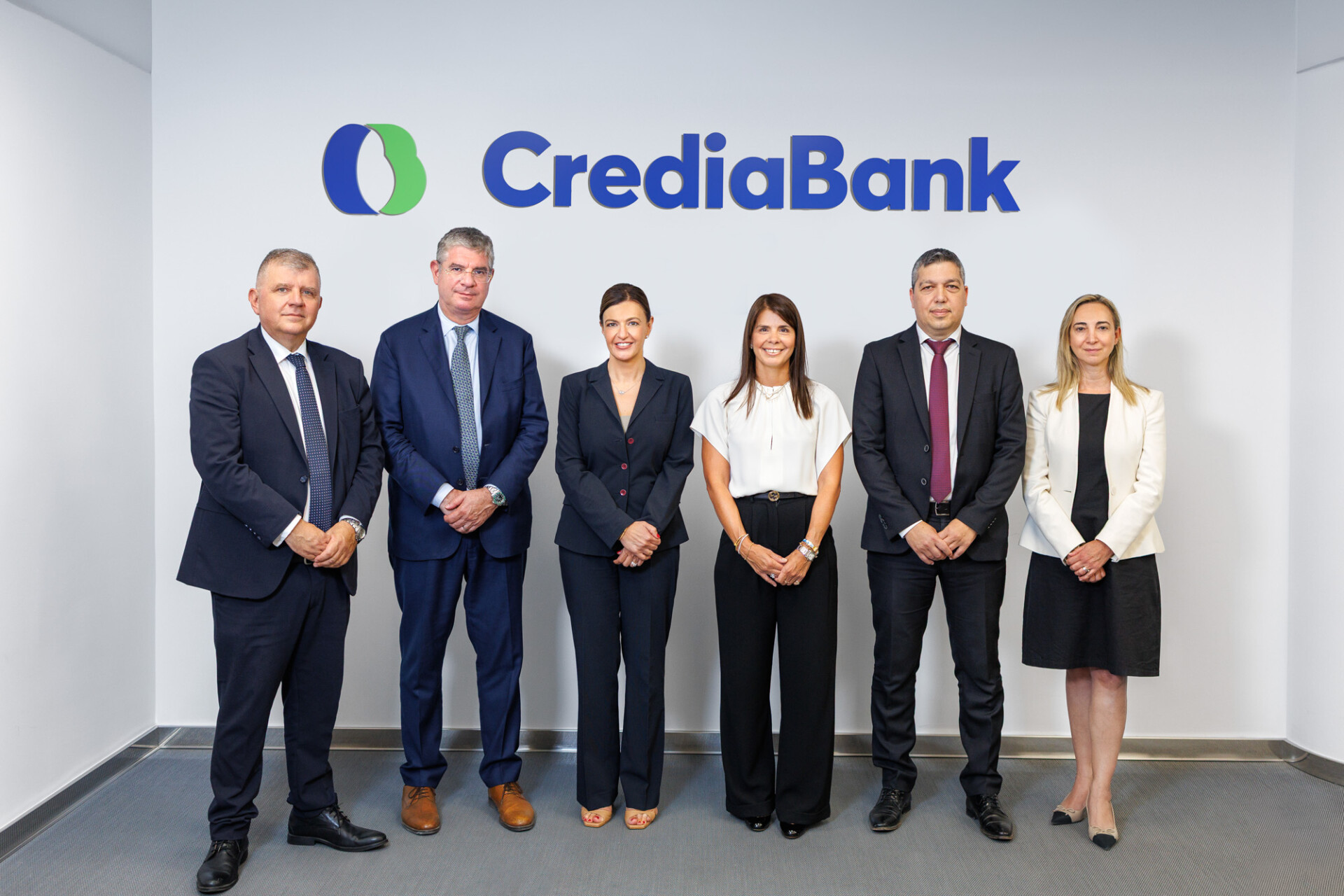 Κωνσταντίνος Χριστοδούλου, Chief Corporate Banking Officer CrediaBank – Γιάννης Τσακίρης, Αντιπρόεδρος της ΕΤΕπ – Ελένη Βρεττού, CEO CrediaBank – Ειρήνη Μποτονάκη, Global Relationship Manager, Banking Sector, Greece & Cyprus Financial Institutions Department της ΕΤΕπ - Μιχάλης Ορφανάκος, Senior Director Corporate Banking Middle Office CrediaBank – Μαριάννα Ναθαναήλ, Επικεφαλής του Γραφείου της Αθήνας της ΕΤΕπ © CrediaBank