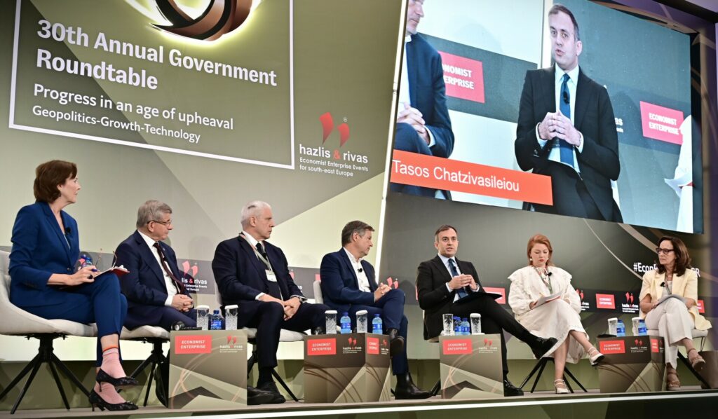 Επεισόδιο στο συνέδριο του Economist μεταξύ Χατζηβασιλείου – Νταβούτογλου: Στην Κύπρο έγινε παράνομη εισβολή
