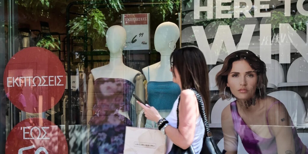 Θερινές εκπτώσεις 2026: Ξεκινούν σήμερα – Ποια Κυριακή θα λειτουργήσουν τα καταστήματα