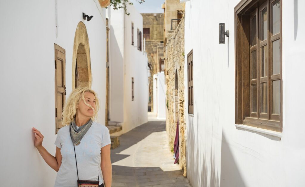 Ψηφίζουν Ελλάδα οι Ευρωπαίοι τουρίστες, τι δείχνουν ETC και ΟΟΣΑ για τη φετινή σεζόν