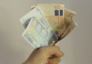 Επίδομα 565 ευρώ: Ποιοι μπορούν να το λάβουν