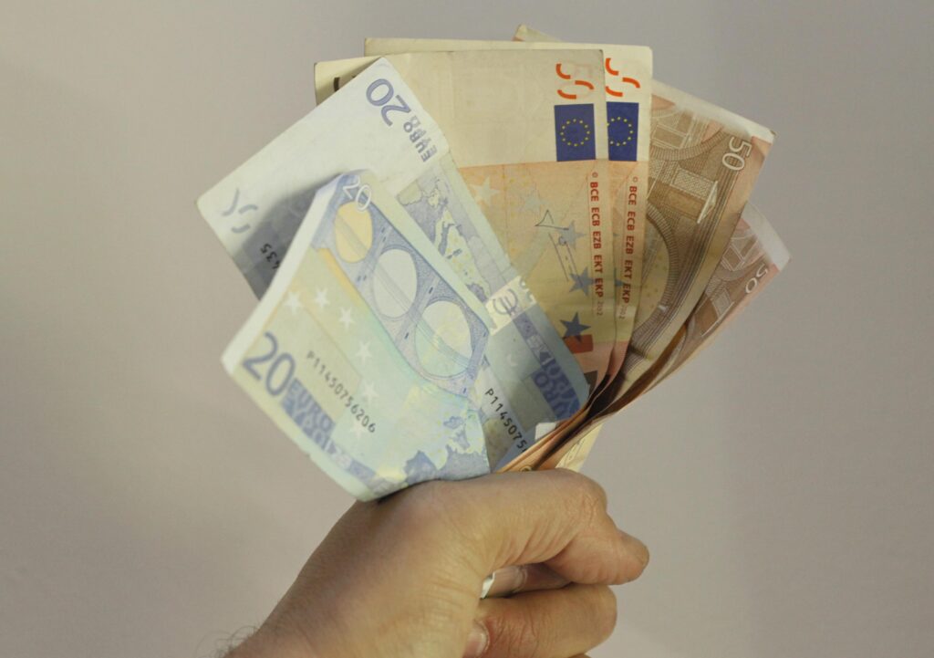 Επίδομα 565 ευρώ: Ποιοι μπορούν να το λάβουν