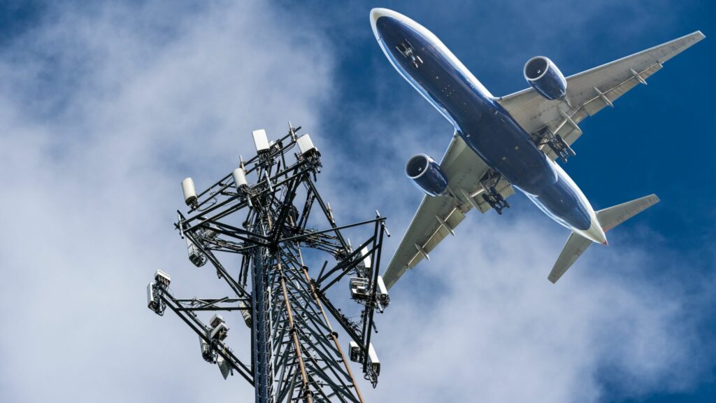 Η FAA επιβάλλει νέα πρότυπα για ραδιοϋψόμετρα αεροσκαφών ανθεκτικά σε παρεμβολές 5G