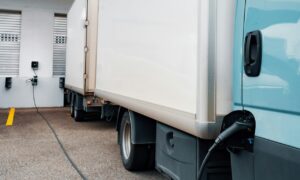 Ηλεκτροκίνηση: Η ευρωπαϊκή κούρσα για τη φόρτιση των βαρέων οχημάτων