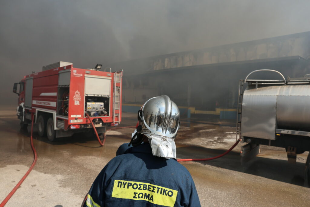 Μεγάλη φωτιά στον Ασπρόπυργο, 6 τραυματίες, οι 3 διασωληνωμένοι