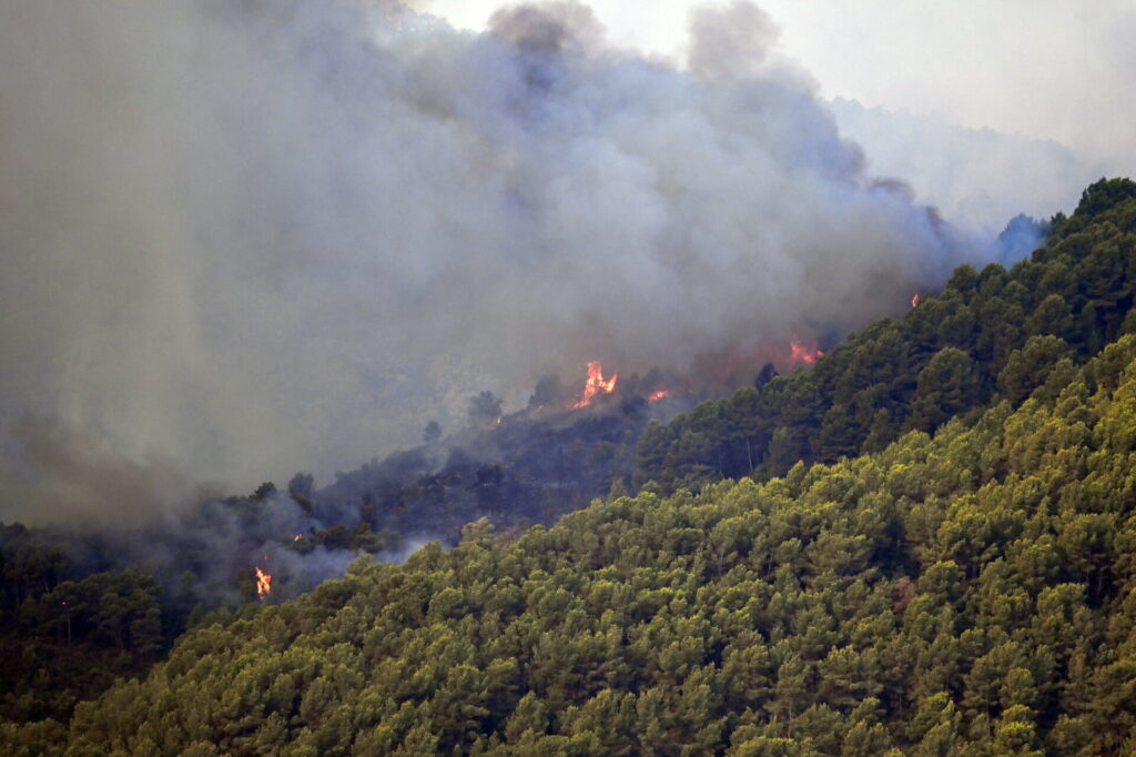 Πύρινος εφιάλτης στην Ευρώπη: 400.000 εκτοπισμένοι σε Γαλλία και Ισπανία, νέα μέτωπα στην Ιταλία
