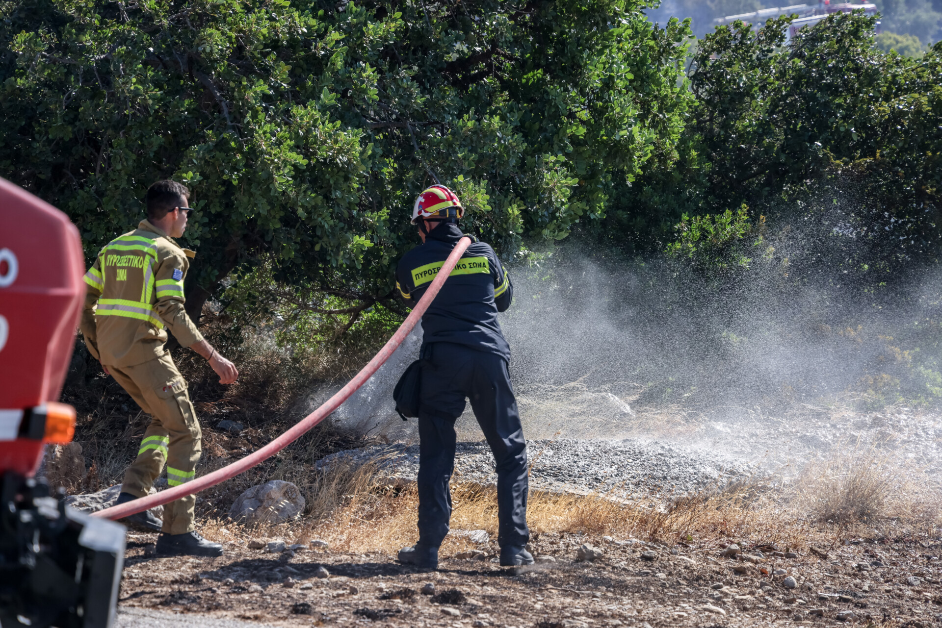 Μάχη με τις φλόγες δίνουν οι πυροσβέστες σε φωτιά στο Ρέθυμνο ©Eurokinissi