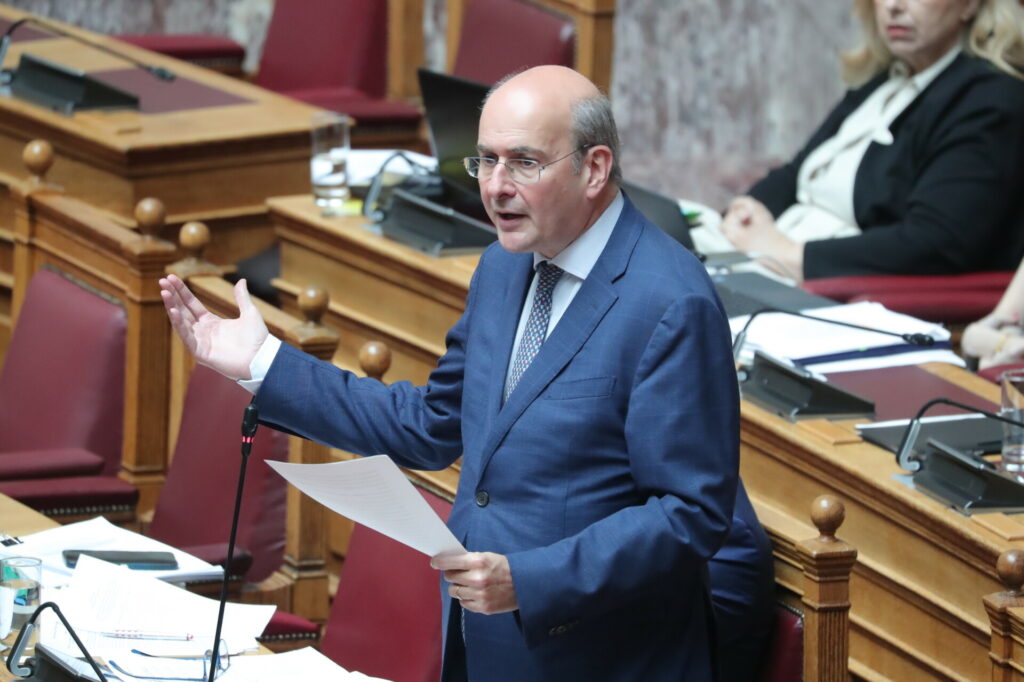 Χατζηδάκης: Ο κ. Τσίπρας που σηκώνει το “μπαϊράκι” της εντιμότητας, οφείλει συγκεκριμένες απαντήσεις