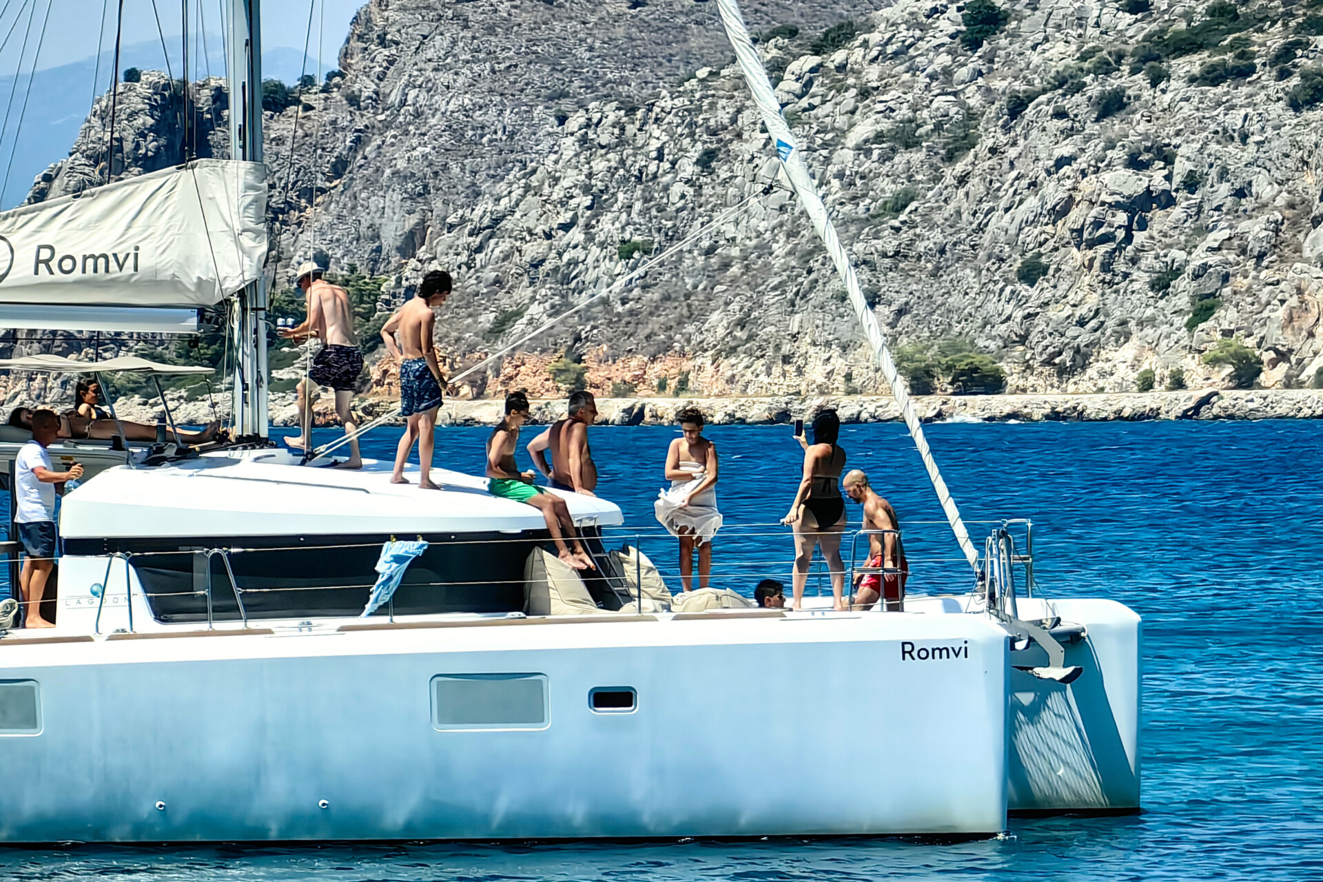 Επιβάτες πάνω σε ιστιοπλοϊκό καταμαράν στην παραλία Καραθώνα στο Ναύπλιο