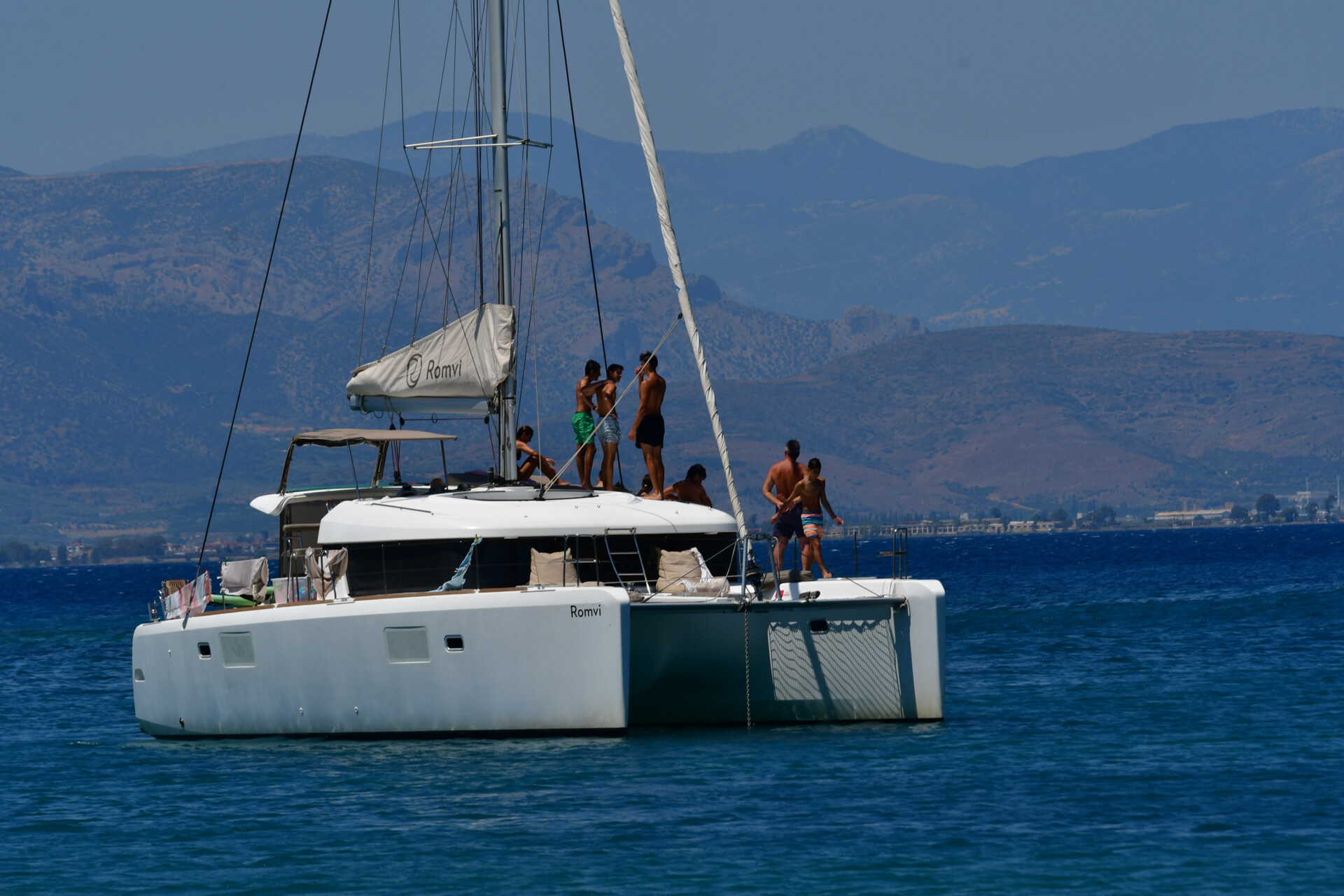 Ιστιοπλοϊκό καταμαράν στην παραλία Καραθώνα στο Ναύπλιο ©ΑΠΕ-ΜΠΕ/ΜΠΟΥΓΙΩΤΗΣ ΕΥΑΓΓΕΛΟΣ