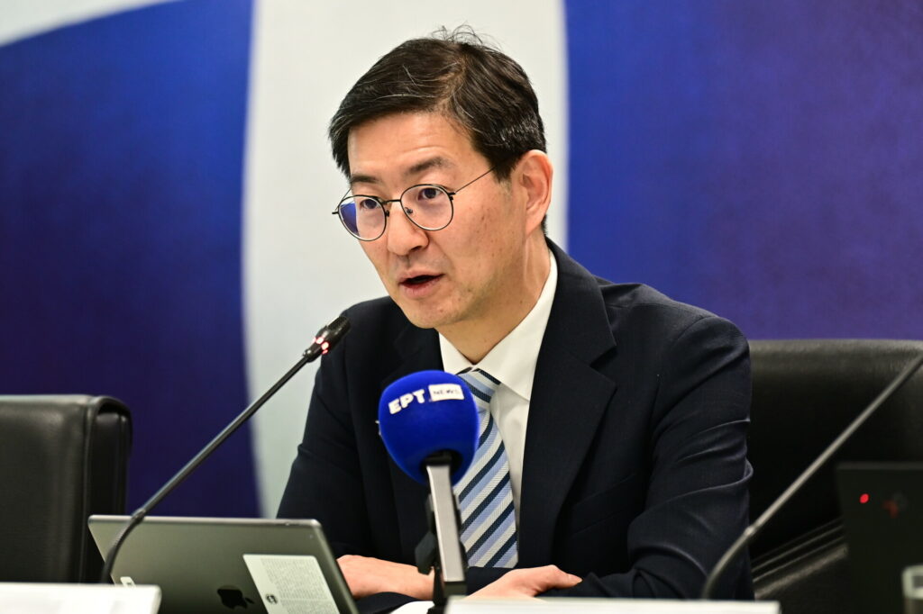 Joong Shik Kang (ΔΝΤ): “Μισογεμάτο” το ποτήρι των μεταρρυθμίσεων στην Ελλάδα, τα τρία αγκάθια που κρατούν πίσω την οικονομία
