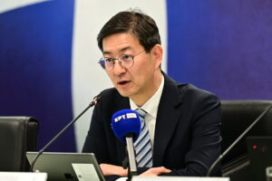 Joong Shik Kang (ΔΝΤ): “Μισογεμάτο” το ποτήρι των μεταρρυθμίσεων στην Ελλάδα, τα τρία αγκάθια που κρατούν πίσω την οικονομία
