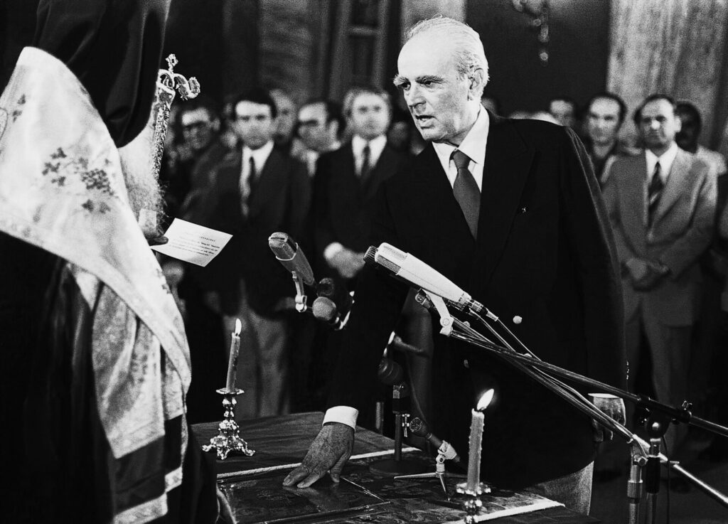 52 χρόνια Μεταπολίτευση: Η νύχτα που έφερε τη Δημοκρατία στην Ελλάδα