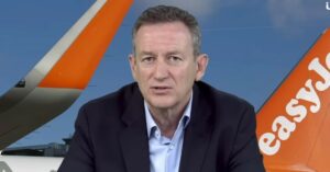 EasyJet: Βουτιά 70% στα κέρδη – Η μάχη εξαγοράς από Castlelake και Apollo