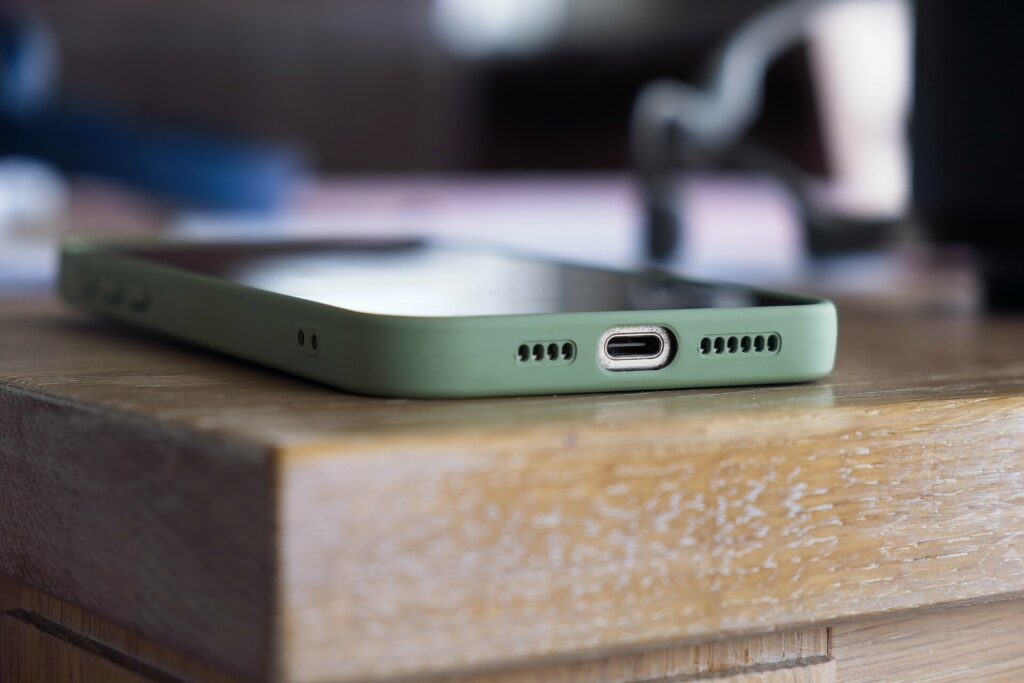 Χιλιάδες βάζουν το κινητό στο ψυγείο για να κρυώσει – Και μετά πληρώνουν ακριβά