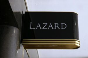 Lazard: Βουτιά κερδών στα 5 εκατ. το β’ τρίμηνο, από 55 εκατ. το 2025