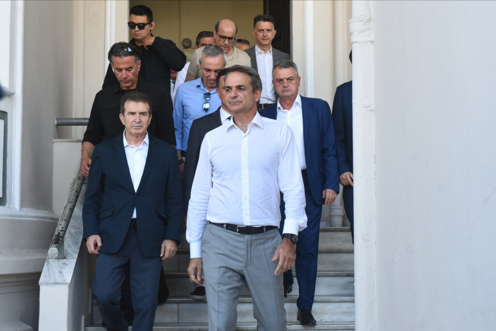 Μητσοτάκης μετά τις επιθέσεις με γκαζάκια: Η βία δεν έχει θέση σε μια οργανωμένη κοινωνία