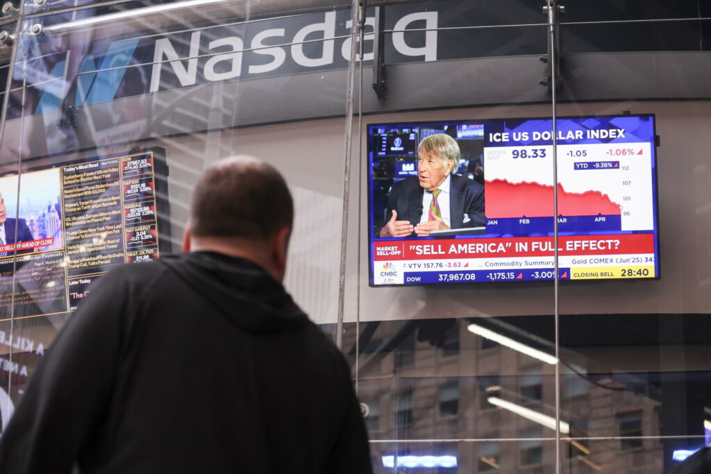 Wall Street: Πιέσεις 2% στα Futures του Nasdaq μετά τα νέα πλήγματα στο Ιράν