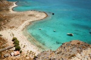 Νέο Ειδικό Χωροταξικό Πλαίσιο για τον Τουρισμό: Δεν επιτρέπει δόμηση στις παραλίες ούτε οδηγεί σε “τσιμεντοποίηση”