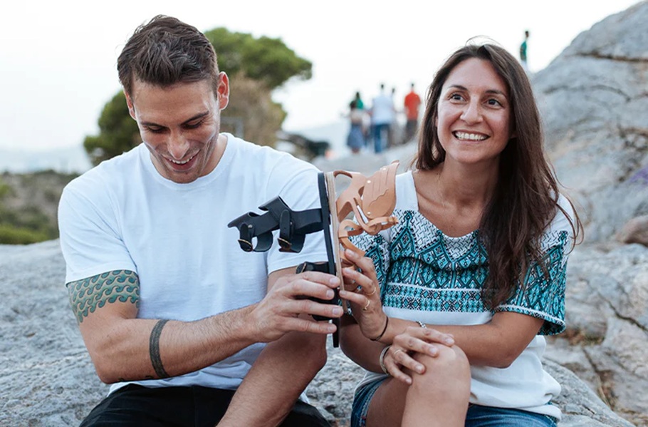 Camper: Στρατηγική είσοδος στην Ancient Greek Sandals με πλειοψηφικό ποσοστό 60%