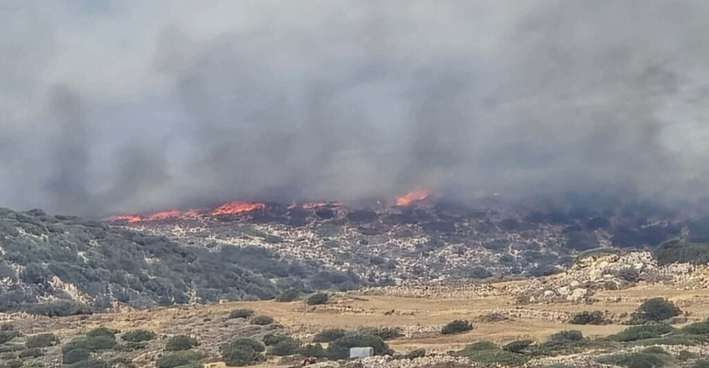 Φωτιά στο Καμπί της Πάρου: Επιχειρούν 14 εναέρια μέσα, εκκενώνονται 4 περιοχές