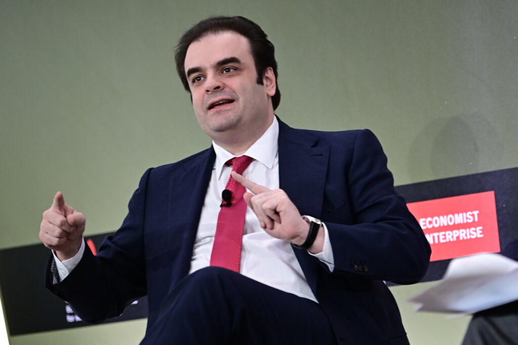 Πιερρακάκης στο συνέδριο του Economist: Οι τρεις επιλογές που έχουμε στην τεχνολογία