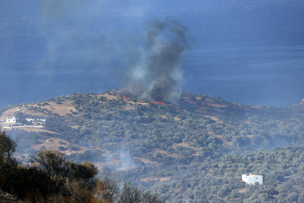 Μάχη με τις φωτιές σε Ρέθυμνο, Τανάγρα και Άνδρο – Εκκενώσεις οικισμών μέσω 112