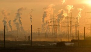 Γιατί οι εκπομπές CO₂ της Ευρώπης μειώνονται κατακόρυφα κάθε καλοκαίρι