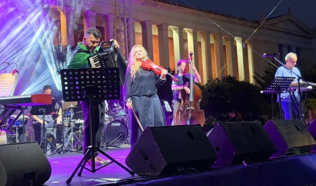 Ένα μουσικό ταξίδι από την Ευανθία Ρεμπούτσικα στον κήπο του Εθνικού Αρχαιολογικού Μουσείου