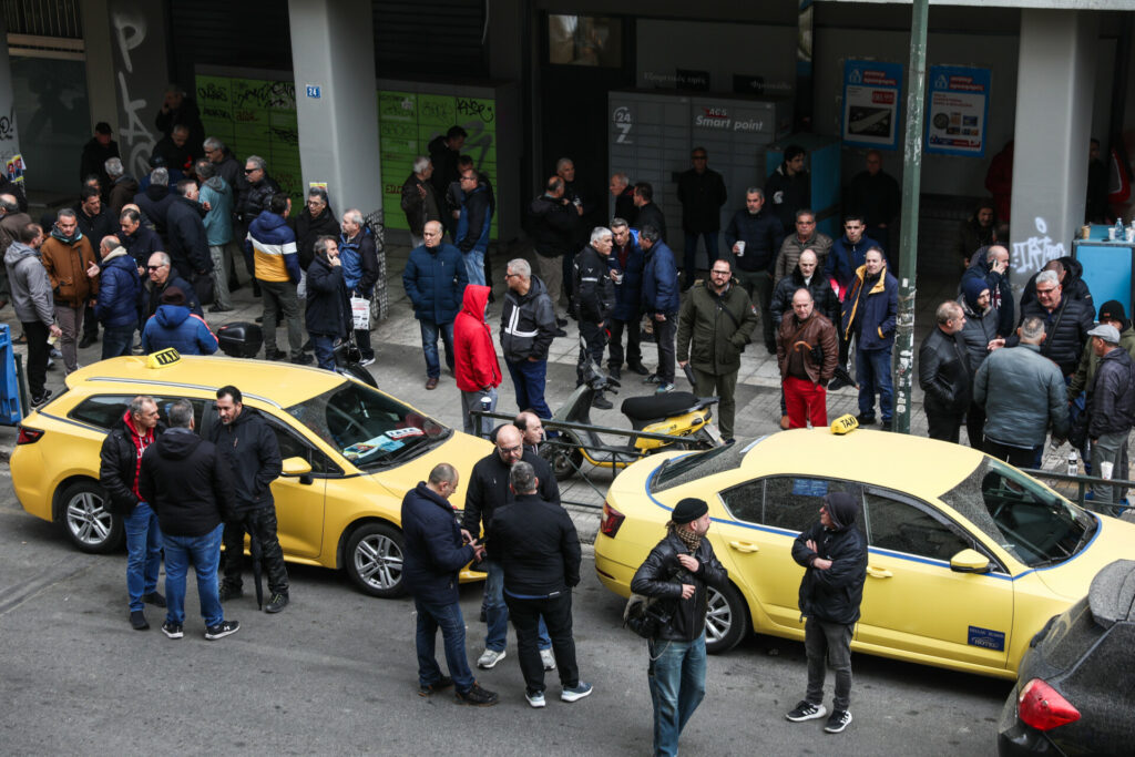 Ταξί: Προειδοποιούν με απεργία διαρκείας έως τις εκλογές