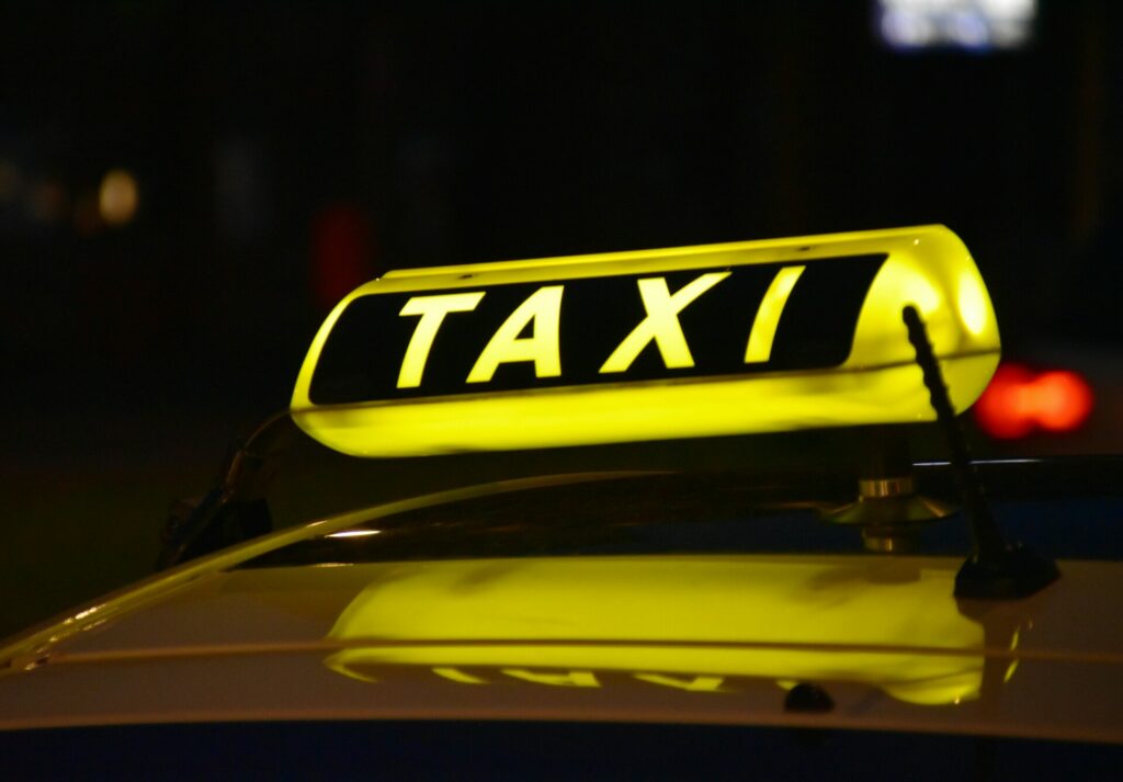 Συνελήφθη οδηγός ταξί: Χρέωσε 175 ευρώ τουρίστες για τη διαδρομή αεροδρόμιο – κέντρο