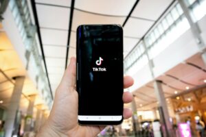 TikTok: Απειλείται με πρόστιμο μαμούθ για έκθεση ανηλίκων σε κίνδυνο