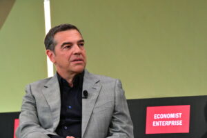 Τσίπρας στο συνέδριο του Economist: “Διεκδικούμε τη νίκη απέναντι στη ΝΔ”, αιχμές για ελληνοτουρκικά
