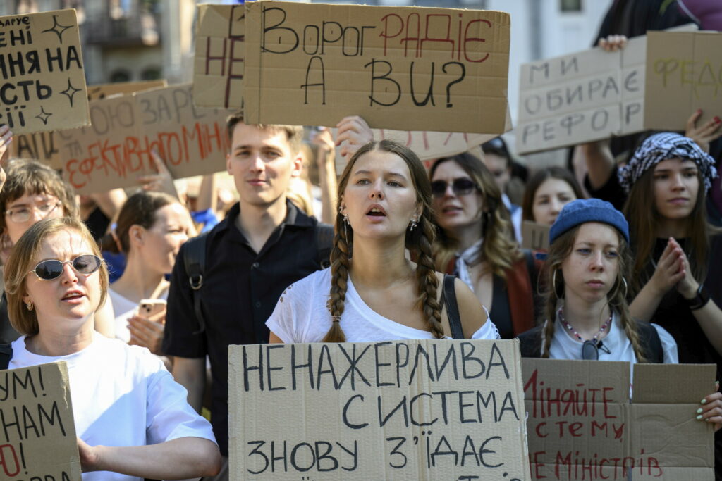 Στα σχοινιά η κυβέρνηση Ζελένσκι, πολιτική κρίση στη σκιά των drones