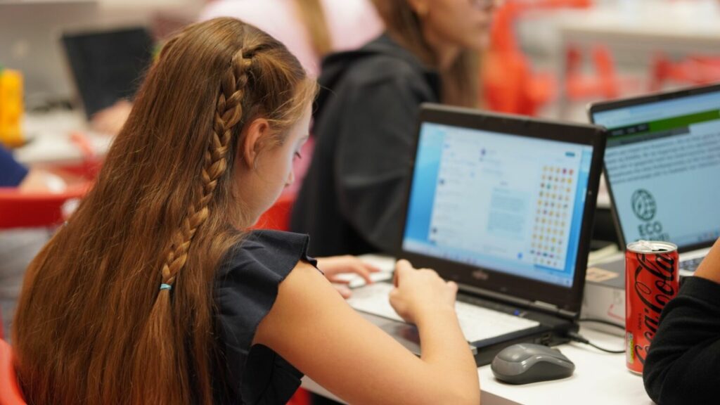 Code Like a Girl: Εδώ και 10 χρόνια η Vodafone συνδέει τα κορίτσια με την τεχνολογία