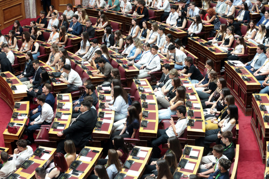 Κακλαμάνης στα μέλη της Βουλής των Εφήβων: “Ζήστε δυνατά με οδηγό τη δική σας, απόλυτα φυσική, νοημοσύνη”
