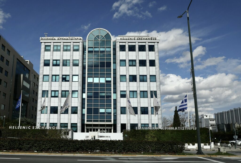 Χρηματιστήριο: Πιέσεις στις τράπεζες, αντίβαρο τα κέρδη σε ΕΛΠΕ και Motor Oil