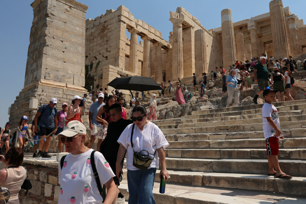 Η έκρηξη στη Μαγιόρκα και η τουριστική εισβολή στην Αθήνα